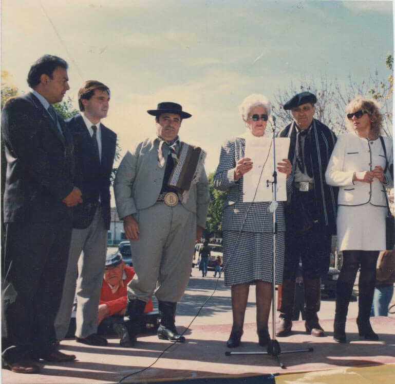 Acto en Monumento a Manuel Jose Cobo. Presentes consejales Julio Alfonsín, 
            Alejandro Monges, Aldo Crubilier, Payador y Profesora Graciela Nardín.