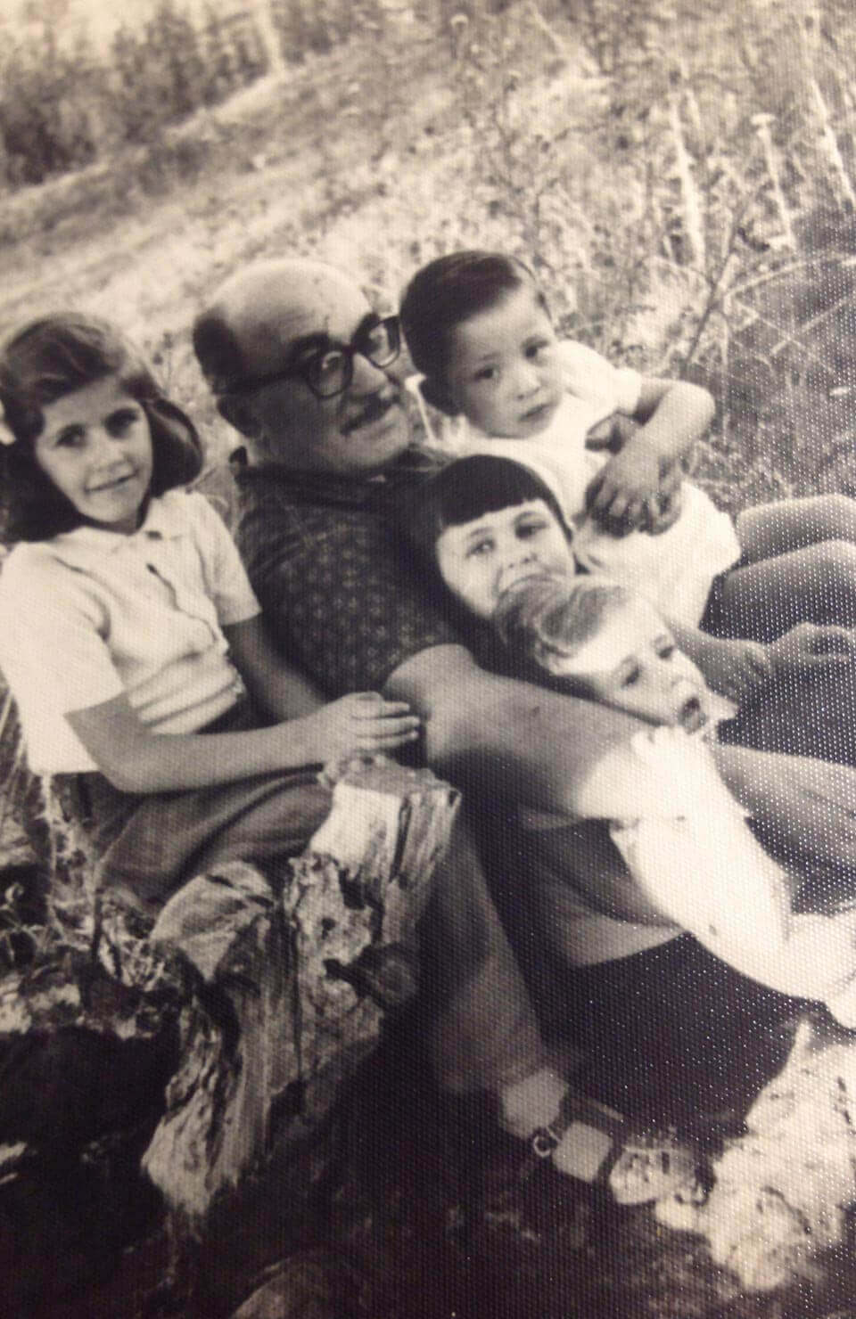 Pedro Boloqui con sus hijos Ana , Olga y Pedro .Y el hijo del fotógrafo Manuel Vidal (Tino)